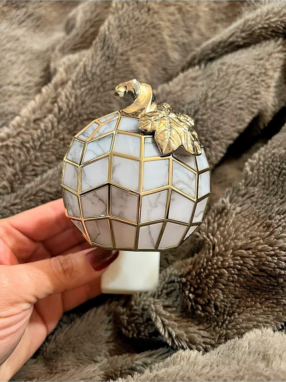 Bath & Body Works White Marbled Pumpkin Wallflower Fragrance Plug White & Gold